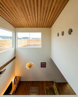 吹き抜けのレッドシダー天井と潜水艦小窓。
#第一建設 #hibiki #livingd #静岡 #新築 #住宅 #新築一戸建て #マイホーム #おうち #おうち時間 #リビング #吹き抜け #天井 #インテリア #デザイン #コーデ #truck #風車 #照明 #ペンダント #潜水艦 #窓