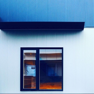 ガルバリウムの外壁とブラック樹脂窓

#ガルバリウム外壁 
#APW330
#樹脂窓
#外壁
#庇
#樹BACO
#kibaco
#HIBIKI
#BELS工務店
#ZEH工務店
#livingd