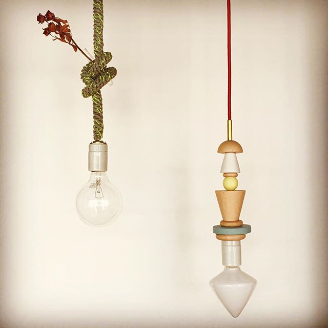 .◆TRICOTE block pendant lightNAVY/GREEN/RED/GRAY 4色展開¥13,000+tax ※電球別売(写真右)先日入荷いたしました!ころころとした木のパーツが可愛らしいペンダントライト。カラーごとパーツの組み合わせが異なります。..◆TRICOTE knot pendant lightNAVY×BROWN/NAVY×YELLOW/GREEN×PINK/GRAY×YELLOW/GRAY×ORANGE/GRAY×WHITE6色展開¥11,500+tax ※電球別売(写真左)ニット素材のコードに結び目を作って変化を楽しむペンダントライト。結び目になにかを飾っても◎.#tricote #pendantlight #ペンダントライト#インテリア