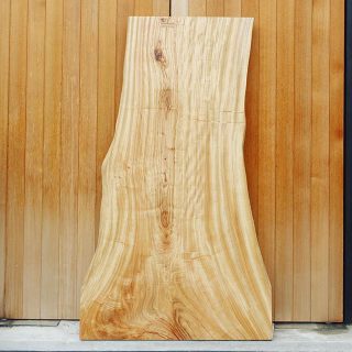 ◆新しい無垢板入荷しました！.①MUKU-TEN クス一枚板W1500×D610〜880×T40¥139,800+tax＊オイル塗装済み＊別途脚代がかかります.一枚板の魅力 「木らしさ」のある無骨な形をしたクス一枚板。木目も場所によってぐねぐねとカーブを描き、木が過ごしてきた時間、歴史を感じさせます。4人掛けテーブルにオススメの一枚です。.#mukuten ←その他無垢板情報はこちらをcheck!#一枚板テーブル #クス#ダイニングテーブル#座卓 #静岡家具