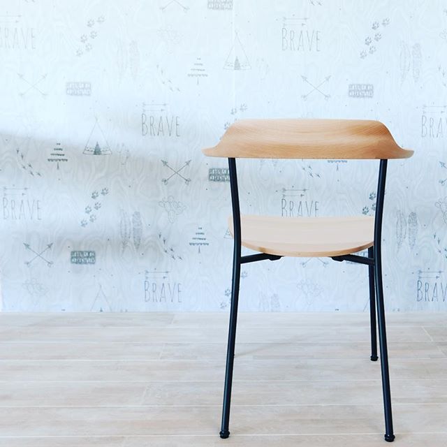 背面の美しい木目が際立つマルニコレクショ「HIROSHMA」アームチェアのブラックステンレススチールフレームバージョンはスタッキング可能。モダンナチュラルで軽快なインテリアにオススメです。#マルニ木工#marunihiroshima #maruni#椅子#アームチェア#深澤直人#輸入壁紙#smalltalk#wallpaper