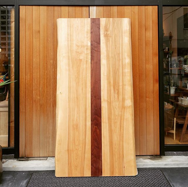 ◆新入荷無垢板.②MUKU-TEN カバ桜・ブラックウォールナット3枚接ぎW1790×D860〜880×T45¥153,000+tax*塗装費込み*別途脚代がかかります.カバ桜2枚と、ブラックウォールナット1枚とを接ぎ合わせています。中央ブラックウォールナットの濃く深い茶、そしてカバ桜心材の淡い茶、辺材の白…とさまざまな色合いがおもしろい一枚です。.#mukuten ←その他の無垢板情報はこちらをcheck!#一枚板テーブル #ブラックウォールナット#カバ桜 #カバザクラ#テーブル#ダイニングテーブル#静岡家具