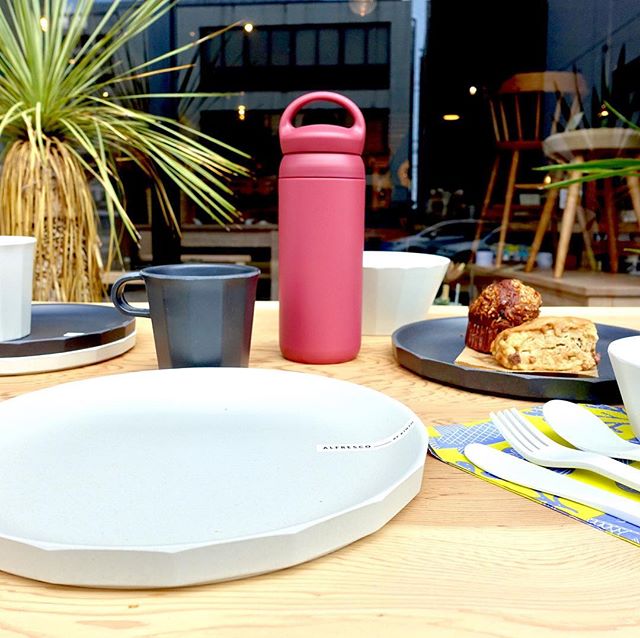 .少し冷たい風と暖かい日差しが相まって、外で過ごすのが心地よい時期ですね。.たまには野外でのランチを楽しみませんか?◆KINTO ALFRESCO・プレート 250mm ¥900+tax・マグ ¥600+tax・ナイフ/スプーン/フォーク 各¥250+tax◆KINTO DAY OFF TUMBLER ¥3,000+tax.「屋外で」という意味を持つ"ALFRESCO"。こちらのシリーズは樹脂製のため、衝撃に強く持ち運びに適しています。身近な外での食事をカジュアルに愉しむテーブルウェア。#kinto#alfresco #ピクニック #アウトドア