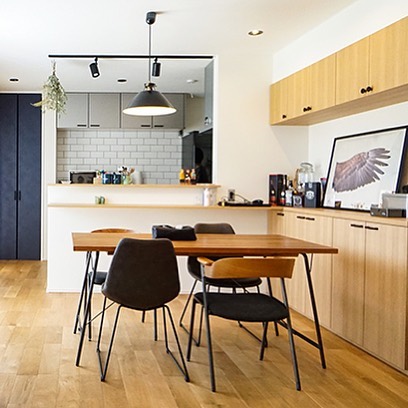 a.depeche家具納品事例新しいものなのにどこか懐かしく、無機質なものなのにどこかあたたかく感じる。アナログなのにどこかモダン。そんなコンセプトのa.depecheの家具。LivingD第一建設のヴィンテージモダンの家に良く馴染んでいます。 ※ダイニングテーブルは異なるブランドのものです。#adepeche#第一建設#livingd#ダイニングチェア#d_home_genic