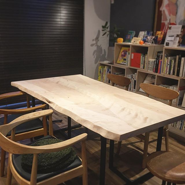 MUKU-TEN納品事例カバ桜2枚接ぎサイズ;W1,780×D760〜990mm厚み;45mmカバ桜2枚を接ぎ合わせた一枚。重厚で均質な材で、肌目は緻密で上品な風合いがあります。カバノキ科に属し、植物学的にはサクラと何の関係もありませんが、緻密な木肌と材の様子が良く似ていることから名前に「桜」がついています。沼津のCafé LDKに納品しました。カフェの席として使用されますのでお近くの方はぜひ、お試しください。#mukuten#無垢板テーブル #無垢板#ダイニングテーブル#カバ桜#cafeldk#沼津カフェ