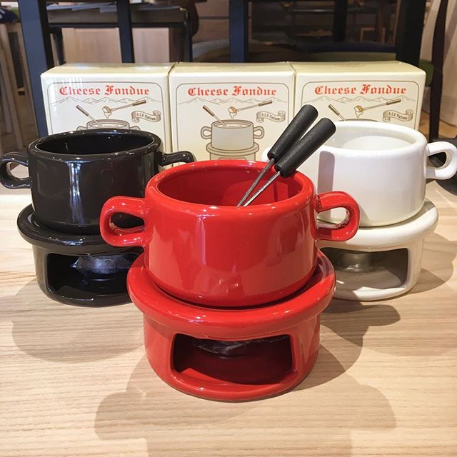 ◆HANARE ALTANA 本日営業中！.火水木定休のHANARE ALTANAですが、本日臨時営業いたします！...もうすぐ11月。新商品入荷で店内の雰囲気もだんだんと冬仕様に…️画像はKINTO チーズフォンデュセットS ¥1,500+tax。おつまみやちょっとした副菜として、お手軽に楽しめるサイズのキットです！保温用ろうそく、フォーク付き。#kinto#チーズフォンデュ#本日営業中#インテリアショップ#インテリア好き #hanare