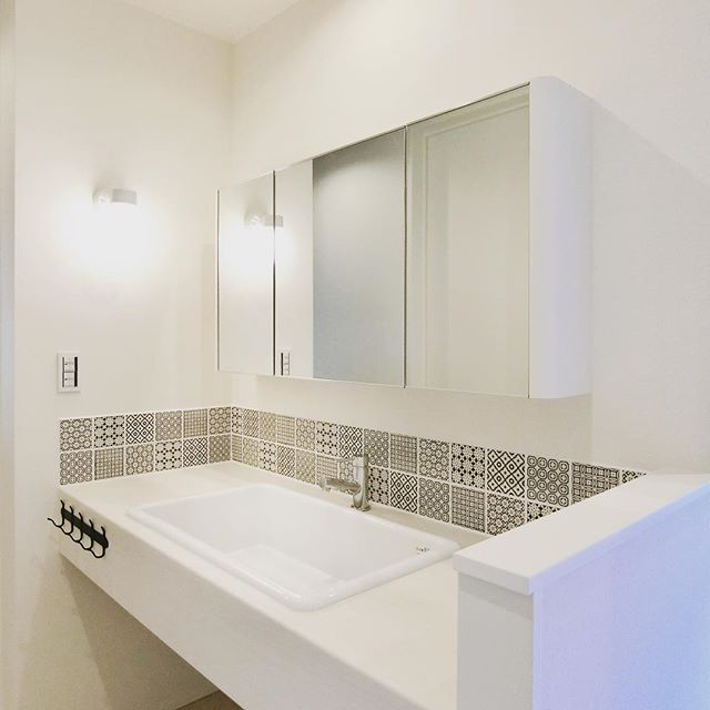 ◆こだわりのつまった洗面台<br />
.<br />
照明、鏡、カウンター、シンク、水栓、タイル、タオル掛け……ひとつひとつ、お客様がセレクトしたこだわりの造作洗面台。<br />
つけおき洗いもできるように、と選ばれた大きく深いシンクは、実は理科室や病院で使われる型！<br />
.<br />
お子様が2人、女の子ということで、成長してもずっと使いやすいように…と横3人は並べる広さをとってあります。<br />
.<br />
 .<br />
.<br />
---------------------------------------<br />
more photos→@altana_renovation<br />
---------------------------------------<br />
富士市永田67-17 1F<br />
TEL0545-51-8700<br />
<br />
の なら へ！<br />
.<br />
みなさまの「こだわり」、是非お聞かせください。<br />
.