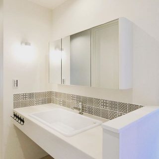◆こだわりのつまった洗面台 . 照明、鏡、カウンター、シンク、水栓、タイル、タオル掛け……ひとつひとつ、お客様がセレクトしたこだわりの造作洗面台。 つけおき洗いもできるように、と選ばれた大きく深いシンクは、実は理科室や病院で使われる型！ . お子様が2人、女の子ということで、成長してもずっと使いやすいように…と横3人は並べる広さをとってあります。 . #リノベーション #洗面台リノベ #洗面台 #こだわり . . --------------------------------------- more photos→@altana_renovation --------------------------------------- 富士市永田67-17 1F TEL0545-51-8700 #静岡県 #富士市 の #リフォーム #リノベーション なら #アルタナ へ！ . みなさまの「こだわり」、是非お聞かせください。 . #リフォーム #リノベーション #外装 #エクステリア #水回り #省エネ #耐震 #施工例 #家具 #インテリア #インテリアショップ #コーディネート #アルタナカフェ #altanacafe #富士市 #ハナレ #hanare #アルタナリノベ