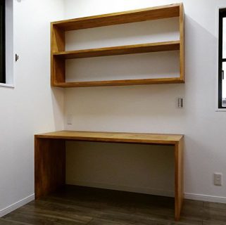 お客様要望でご提案した集成材の造作デスク＆本棚。 受け材は壁の中に埋込み、自然塗料で仕上げています。 材料は用途によって化粧板や無垢板な