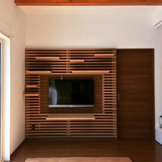 施工事例をご覧になったお客様からのご要望でLDKにオリジナルデザインの可動棚（アルタナ）を設置させて頂きました。こちらは事前にご要望を伺いデザインのご提案をしてからの工事となります。工事前写真と比較してみてください。 #造作家具 #オリジナル #アルタナ #可動棚 #レッドシダー #格子--------------------------------------- more photos→@altana_renovation --------------------------------------- 富士市永田67-17 1F TEL0545-51-8700 #静岡県 #富士市 の #リフォーム #リノベーション なら #アルタナ へ！ 「これまで」と「これから」を彩るリノベーション、として リノベカフェ #アルタナカフェ と「部屋を考える店」インテリアショップ #ハナレアルタナ の2店を拠点に リフォーム・リノベーションのご相談から家具のコーディネートまで、 すべてを一か所で完結できるスムーズな流れのご提案をいたします。 . 大型店舗から水回りなどの設備交換、間取り変更や住まいの性能強化まで。 #リフォーム #リノベーション #外装 #エクステリア #水回り #省エネ #耐震 #施工例 #家具 #インテリア #インテリアショップ #コーディネート #アルタナカフェ #altanacafe #富士市 #ハナレ #hanare #アルタナリノベ