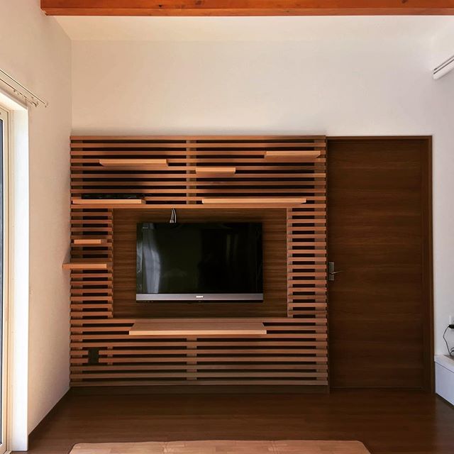 施工事例をご覧になったお客様からのご要望でLDKにオリジナルデザインの可動棚（アルタナ）を設置させて頂きました。こちらは事前にご要望を伺いデザインのご提案をしてからの工事となります。工事前写真と比較してみてください。<br />
 #格子---------------------------------------<br />
more photos→@altana_renovation<br />
---------------------------------------<br />
富士市永田67-17 1F<br />
TEL0545-51-8700<br />
<br />
の なら へ！<br />
「これまで」と「これから」を彩るリノベーション、として<br />
リノベカフェ と「部屋を考える店」インテリアショップ の2店を拠点に<br />
リフォーム・リノベーションのご相談から家具のコーディネートまで、<br />
すべてを一か所で完結できるスムーズな流れのご提案をいたします。<br />
.<br />
大型店舗から水回りなどの設備交換、間取り変更や住まいの性能強化まで。