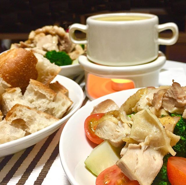 今週末はもう12月ですね。<br />
どんどん寒くなるこれからの時期にぴったりなチーズフォンデュ、ご家庭で楽しみませんか？<br />
.<br />
◆KINTO チーズフォンデュセット S<br />
ホワイト/レッド/ブラック ¥1,500+tax<br />
.<br />
カップ、台、フォーク、キャンドルのセットです！<br />
#kinto #チーズフォンデュ #料理好き <br />
#hanare #インテリア