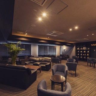 シックで大人の雰囲気なエキチカ温泉くろしおのラウンジスペース。ホテルのような高級感と特別感が味わえます。 --------------------------------------- more photos→@altana_renovation --------------------------------------- 富士市永田67-17 1F TEL0545-51-8700 の なら へ！ 「これまで」と「これから」を彩るリノベーション、として リノベカフェ と「部屋を考える店」インテリアショップ の2店を拠点に リフォーム・リノベーションのご相談から家具のコーディネートまで、 すべてを一か所で完結できるスムーズな流れのご提案をいたします。 . 大型店舗から水回りなどの設備交換、間取り変更や住まいの性能強化まで。