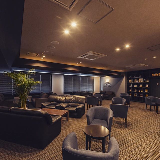 シックで大人の雰囲気なエキチカ温泉くろしおのラウンジスペース。ホテルのような高級感と特別感が味わえます。<br />
---------------------------------------<br />
more photos→@altana_renovation<br />
---------------------------------------<br />
富士市永田67-17 1F<br />
TEL0545-51-8700<br />
<br />
の なら へ！<br />
「これまで」と「これから」を彩るリノベーション、として<br />
リノベカフェ と「部屋を考える店」インテリアショップ の2店を拠点に<br />
リフォーム・リノベーションのご相談から家具のコーディネートまで、<br />
すべてを一か所で完結できるスムーズな流れのご提案をいたします。<br />
.<br />
大型店舗から水回りなどの設備交換、間取り変更や住まいの性能強化まで。