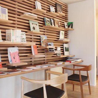 施工事例をご覧になったお客様からのご要望でLDKにオリジナルデザインの可動棚（アルタナ）を設置させて頂きました。こちらは事前にご要望を伺いデザインのご提案をしてからの工事となります。工事前写真と比較してみてください。 #造作家具 #オリジナル #アルタナ #可動棚 #レッドシダー #格子--------------------------------------- more photos→@altana_renovation --------------------------------------- 富士市永田67-17 1F TEL0545-51-8700 #静岡県 #富士市 の #リフォーム #リノベーション なら #アルタナ へ！ 「これまで」と「これから」を彩るリノベーション、として リノベカフェ #アルタナカフェ と「部屋を考える店」インテリアショップ #ハナレアルタナ の2店を拠点に リフォーム・リノベーションのご相談から家具のコーディネートまで、 すべてを一か所で完結できるスムーズな流れのご提案をいたします。 . 大型店舗から水回りなどの設備交換、間取り変更や住まいの性能強化まで。 #リフォーム #リノベーション #外装 #エクステリア #水回り #省エネ #耐震 #施工例 #家具 #インテリア #インテリアショップ #コーディネート #アルタナカフェ #altanacafe #富士市 #ハナレ #hanare #アルタナリノベ