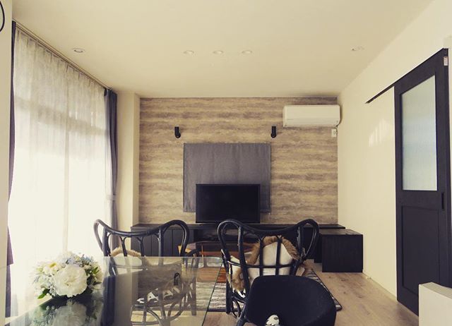 築40年のお住まいを、現在のライフスタイルに合わせてリノベーション。<br />
.<br />
特徴的な大きな窓は残しつつ、断熱性能を高めて快適な住み心地となりました。<br />
.<br />
---------------------------------------<br />
more photos→@altana_renovation<br />
---------------------------------------<br />
富士市永田67-17 1F<br />
TEL0545-51-8700<br />
<br />
の なら へ！<br />
「これまで」と「これから」を彩るリノベーション、として<br />
リノベカフェ と「部屋を考える店」インテリアショップ の2店を拠点に<br />
リフォーム・リノベーションのご相談から家具のコーディネートまで、<br />
すべてを一か所で完結できるスムーズな流れのご提案をいたします。<br />
.<br />
大型店舗から水回りなどの設備交換、間取り変更や住まいの性能強化まで。