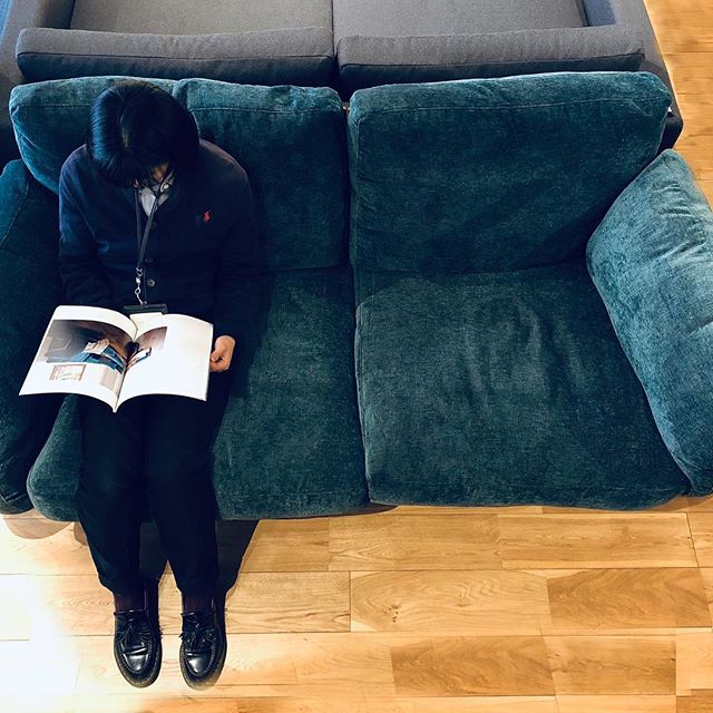 ボリューミーな座り心地の贅沢ソファ。新しく入荷した冨士ファニチアのnagi Sofa 3Pソファは、後ろやサイドから見える流れるような美しいラインのフレームに、柔らか過ぎず、固過ぎない程よいホールド感のボリューム満点のフェザークッションが身体を包み込むように支えてくれます。フレームの素材はオーク、ウォールナット、チェリーから、張地はファブリック、本革からお選びいただけます。冨士ファニチアnagi Sofa 3Pソファ Oak LP 張地;Sタイプ408,000yen+ tax#冨士ファニチア #sofa#オーク材#interior#interiordesign design#mikiyakobayashi #小林幹也