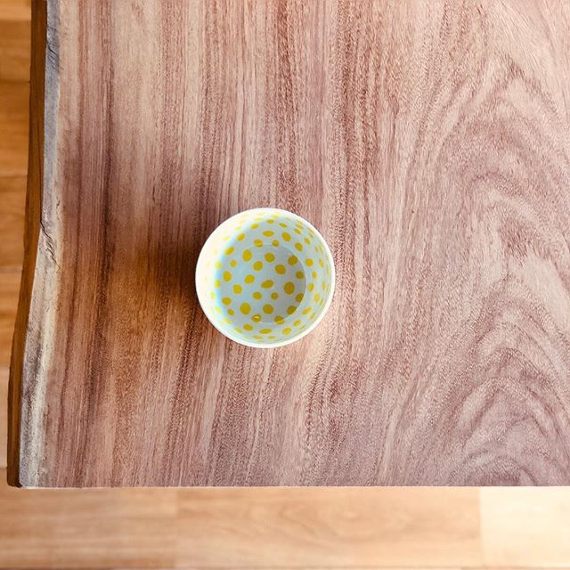 【無垢一枚板入荷!】.MUKU-TEN無垢一枚板、新しく数点入荷いたしました。.画像はアフリカ産の「アパ」一枚板。「アフリカケヤキ」とも呼ばれるこちらの板は、赤みを帯びた木肌が特徴的。◆MUKU-TEN アパW2100×D830〜850×T48¥192,000+TAX◆KINTO RIMIX DON ベイビー¥800+TAX.#mukuten ☜その他無垢板情報はこちらをcheck!#無垢一枚板 #無垢板 #テーブル#アパ #アフリカケヤキ #ダイニング #新商品 #ナチュラル #インテリア #器