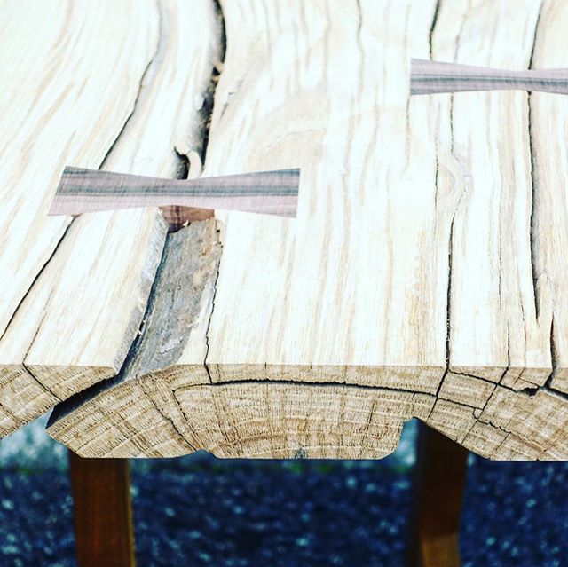 木そのものの無骨さが残る こちらの「ナラ」一枚板、オフィスのテーブルとして納品予定です。.既製品のテーブルとはまた違った味のある木肌に、思わず触れたくなってしまいます。.#mukuten ☜その他無垢板情報はこちらをcheck!#ナラ #無垢板テーブル #無垢板#テーブル #ジャパニーズオーク