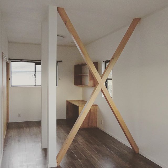 ２部屋の間の間仕切りを壊して１部屋にリフォーム。<br />
構造的に取れない柱や筋交は化粧仕上げに。<br />
造り付けで集成材を使用したデスクと壁面収納を設置しました。<br />
#間仕切り撤去 #造作家具 #集成材 #筋交い<br />
---------------------------------------<br />
more photos→@altana_renovation<br />
---------------------------------------<br />
富士市永田67-17 1F<br />
TEL0545-51-8700<br />
<br />
#静岡県 #富士市 の #リフォーム #リノベーション なら #アルタナ へ！<br />
「これまで」と「これから」を彩るリノベーション、として<br />
リノベカフェ #アルタナカフェ と「部屋を考える店」インテリアショップ #ハナレアルタナ の2店を拠点に<br />
リフォーム・リノベーションのご相談から家具のコーディネートまで、<br />
すべてを一か所で完結できるスムーズな流れのご提案をいたします。<br />
.<br />
店舗から水回りなどの設備交換、間取り変更や住まいの性能強化まで。<br />
#リフォーム #リノベーション #外装 #エクステリア <br />
#水回り #省エネ #耐震 #施工例 <br />
#家具 #インテリア #インテリアショップ <br />
#コーディネート #アルタナカフェ #altanacafe <br />
#富士市 #ハナレ #hanare #アルタナリノベ