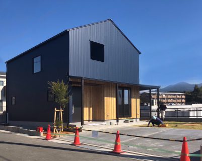 切妻屋根のガルバリウムの家。明日からOPENHOUSE！