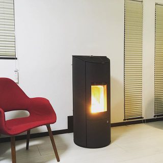 遠赤外線効果で体の芯まで暖めてくれるペレットストーブ。