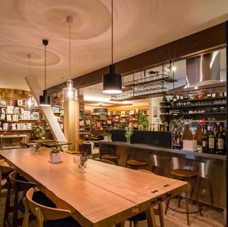 . 富士市ブックカフェ「ALTANA Café」。築35年の事務所が新たにカフェとしての付加価値を得たリノベーション空間です。 本が飾られている棚は店名と同じ名前の「アルタナ」。棚板を好きな位置に移動させることができます。 一般の住宅への設置も承っております！ . . -------------------- の なら へ！ 「これまで」と「これから」を彩るリノベーション としてリノベカフェ と「部屋を考える店」インテリアショップ の2店を拠点に リフォーム・リノベーションのご相談から家具のコーディネートまで、すべてを一か所で完結できるスムーズな流れのご提案をいたします . 大型店舗から水回りなどの設備交換、間取り変更や住まいの性能強化まで。