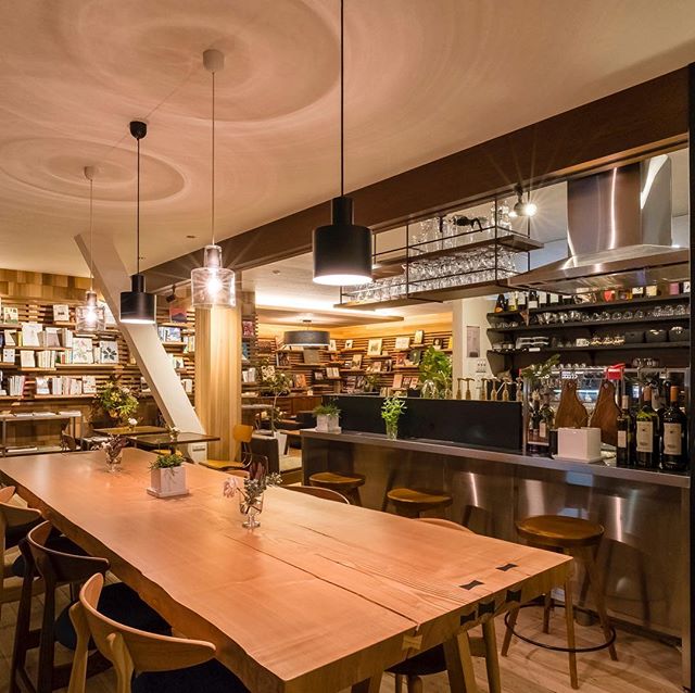 .<br />
富士市ブックカフェ「ALTANA Café」。築35年の事務所が新たにカフェとしての付加価値を得たリノベーション空間です。<br />
本が飾られている棚は店名と同じ名前の「アルタナ」。棚板を好きな位置に移動させることができます。<br />
一般の住宅への設置も承っております！<br />
.<br />
<br />
.<br />
--------------------<br />
の なら へ！<br />
「これまで」と「これから」を彩るリノベーション<br />
としてリノベカフェ と「部屋を考える店」インテリアショップ の2店を拠点に<br />
リフォーム・リノベーションのご相談から家具のコーディネートまで、すべてを一か所で完結できるスムーズな流れのご提案をいたします<br />
.<br />
大型店舗から水回りなどの設備交換、間取り変更や住まいの性能強化まで。