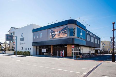 二世帯、三世帯で気軽に遊びに来れる温泉としてリノベーションをさせて頂いた「エキチカ温泉・くろしお」 利用するお客様の過ごし方まで見据えたブランディングまで、トータルコーディネートをお任せいただきました。 工事前の写真と比較して頂くとわかりますが、外壁の色使いを考えてあげるだけで雰囲気はだいぶ変わりますね♪ --------------------------------------- more photos→@altana_renovation --------------------------------------- 富士市永田67-17 1F TEL0545-51-8700 の なら へ！ 「これまで」と「これから」を彩るリノベーション、として リノベカフェ と「部屋を考える店」インテリアショップ の2店を拠点に リフォーム・リノベーションのご相談から家具のコーディネートまで、 すべてを一か所で完結できるスムーズな流れのご提案をいたします。 . 大型店舗から水回りなどの設備交換、間取り変更や住まいの性能強化まで。