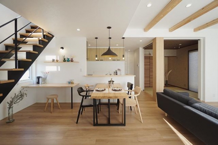 リビング階段と畳コーナーのあるLDK。#第一建設 #livingd #hibiki #静岡 #新築 #住宅 #新築一戸建て #マイホーム #インテリア #デザイン #おうち #おうちカフェ #おうちごはん #リビング #ダイニング #ダイニングテーブル #アイアン #アイアン家具 #畳コーナー #和室 #畳 #リビング階段 #カウンター #梁 #ldk #ヒロシマチェア #hiroshimachair