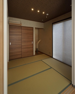 渋め配色のシンプル和室、神棚付き。
#第一建設 #hibiki #livingd #静岡 #新築 #住宅 #マイホーム #新築一戸建て #インテリア #デザイン #おうち #和室 #和 #畳 #神棚 #秋 #枝 #床の間 #飾り #ベージュ #壁紙 #ゴールド #シンプル #simple
