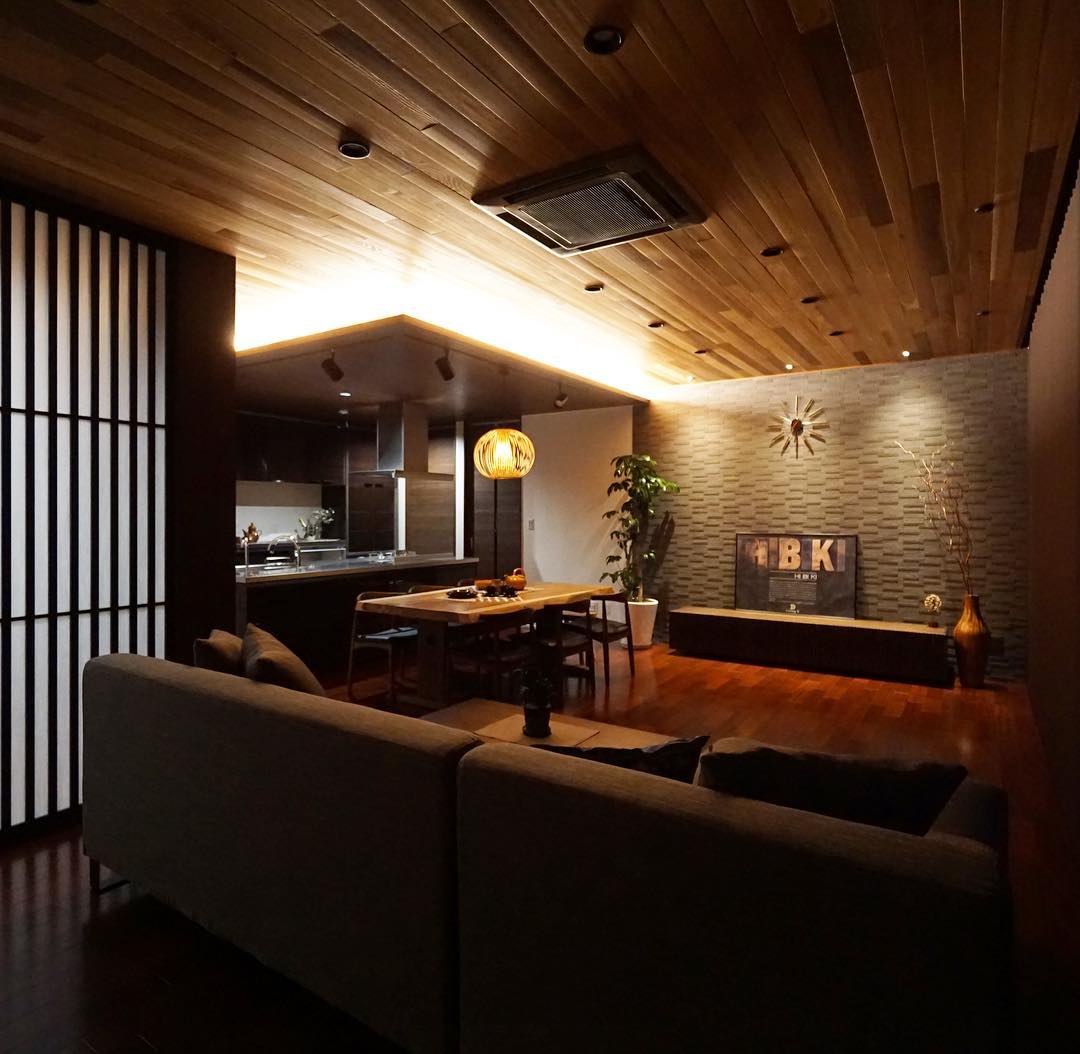 間接照明をメインの明かりにした夜のLDK。<br /></noscript>
#第一建設 #livingd #hibiki #静岡 #新築 #住宅 #マイホーム #新築一戸建て #おうち #インテリア #デザイン #リビング #ダイニング #キッチン #ldk #間接照明 #ライト #夜 #お酒 #バー #夜ごはん #エコカラット