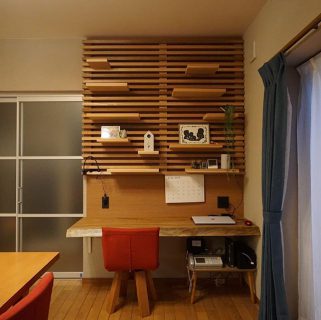 インテリアリフォームをご希望のお客様宅にて、オリジナルデザイン可動棚（アルタナ）を設置させて頂きました。 アルタナハナレの無垢天カウンターも同時に設置し、家族のお気に入りスペースになりました ---------------