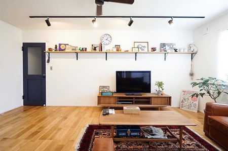 ヴィンテージモダンのお家。 ネイビーのドアがヴィンテージ感を引き出します。