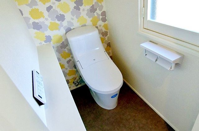 .<br />
壁の一面のみカラフルなクロスを使用してアクセントに。<br />
明るい雰囲気のトイレにリフォーム。<br />
.<br />
#トイレ #トイレリフォーム #アクセントクロス<br />
#アクセント #lixil #リクシル #ベーシア #節水<br />
.<br />
---------------------------------------<br />
more photos→@altana_renovation<br />
---------------------------------------<br />
富士市永田67-17 1F<br />
TEL0545-51-8700<br />
<br />
#静岡県 #富士市 の #リフォーム #リノベーション なら #アルタナ へ！<br />
「これまで」と「これから」を彩るリノベーション、として<br />
リノベカフェ #アルタナカフェ と「部屋を考える店」インテリアショップ #ハナレアルタナ の2店を拠点に<br />
リフォーム・リノベーションのご相談から家具のコーディネートまで、<br />
すべてを一か所で完結できるスムーズな流れのご提案をいたします。<br />
.<br />
店舗から水回りなどの設備交換、間取り変更や住まいの性能強化まで。<br />
#リフォーム #リノベーション #外装 #エクステリア <br />
#水回り #省エネ #耐震 #施工例 <br />
#家具 #インテリア #インテリアショップ <br />
#コーディネート #アルタナカフェ #altanacafe <br />
#富士市 #ハナレ #hanare #アルタナリノベ