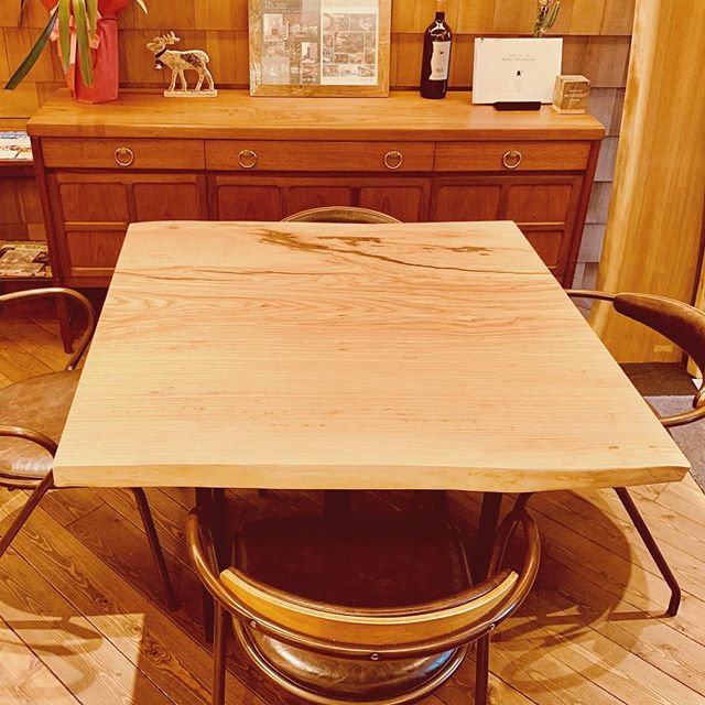 .<br />
◆MUKU-TEN ホワイトアッシュ一枚板<br />
W1000×D1000×T43㎜<br />
¥132,000+tax<br />
◆スチール脚 ¥30,000+tax<br />
.<br />
ホワイトアッシュは強靭で硬さに優れ、衝撃に強い材です。4人で囲んで座れる正方形ダイニングテーブルに。<br />
︎<br />
#mukuten ☜その他無垢板情報はこちらをcheck!<br />
︎<br />
#無垢板テーブル #無垢板 #ダイニングテーブル <br />
#ホワイトアッシュ #正方形ダイニングテーブル<br />
#インテリア #インテリアショップ