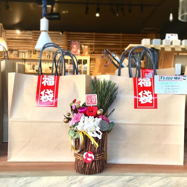 【HANARE ALTANA本日OPEN!】<br />
本日1/5(土)、明日1/6(日)は新年お正月特別営業日！<br />
お得なインテリア雑貨福袋を販売いたします。<br />
.<br />
気になる中身は…………<br />
.<br />
＊リラックスセット＊3,000円福袋<br />
バスソルト・ガラスボトルキャンドル・コットンフェイスタオル3色セット…5,000円相当⇒3,000円＋税<br />
・ ・<br />
＊トイレインテリアセット＊5,000円福袋<br />
メタルトイレブラシスタンドセット・お洒落な消臭芳香剤・アイアン製トイレットペーパーホルダーにもなるS字フック…7,500円相当⇒5,000円＋税<br />
・ ・<br />
＊ラックインテリアセット＊10,000円福袋<br />
無垢オーク材4Pegラック・ヤギ毛ダスターブラシ・紫檀の靴ベラ・ALTANAオリジナルトートバッグ…15,000円相当⇒10,000円+税<br />
.<br />
……などなど、お求めやすい1,000円福袋から10,000円福袋まで、20種類の福袋をご用意！<br />
ぜひこの機会にご来店ください。<br />
.<br />
.<br />
#福袋 #インテリア雑貨 #sale #ハナレアルタナ <br />
#富士 #インテリア #インテリアショップ