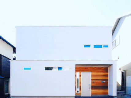 ンプルな白いHIBIKI響木の家は、自然美と機能美デザインとリビングエアコン1台で冬も夏も1年中1階も2階も温度差が無い高性能