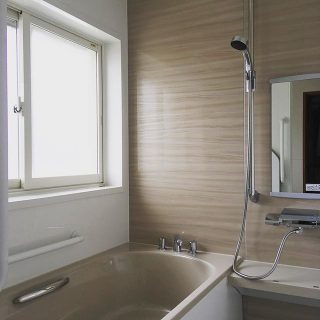 在来浴室からユニットバスへのリフォーム。 断熱性能を更に強化する為、窓には二重サッシを取り付けました。 タカラスタンダードさんのユニット