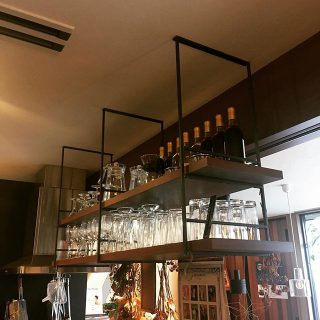 オープンキッチンをおしゃれに飾れるウッドワンKUROMUKUシリーズの吊り収納。 下地さえあれば後からでも施工可能です。 -------------------------------------