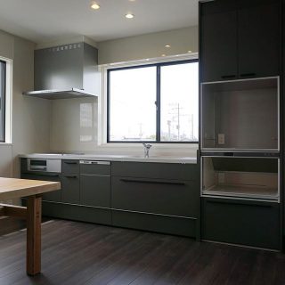 洋室をダイニングキッチンにリノベーション。 背中の壁を厚くし、配管スペースを取りました。 --------------------------------------- more photos→@altana_renovat