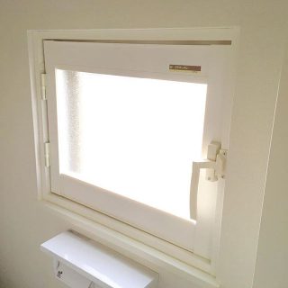 【二重サッシ】 既存の窓の内側に、もう一枚窓をつけることで室内の断熱性能をアップ！光熱費の削減、結露の防止に防音効果も。 . -------------------