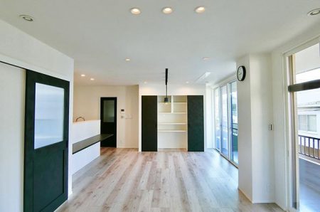 子供部屋、和室、納戸……と、細かく区切られていたスペースを一つにまとめ、広々としたLDKに。 中央の収納スペースには奥様のこだわりが！設計の時点で何をどこに収納するかを具体的に当てはめ、考え抜かれた収納となっています。