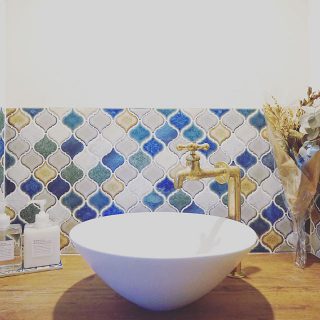 コラベル柄タイルと真鍮水栓のオリジナルデザインの造作手洗い