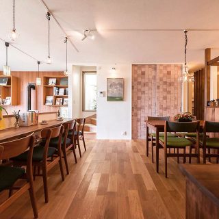 横になって、向かい合ってのテーブルは、カフェに勉強に仕事におしゃべりに。