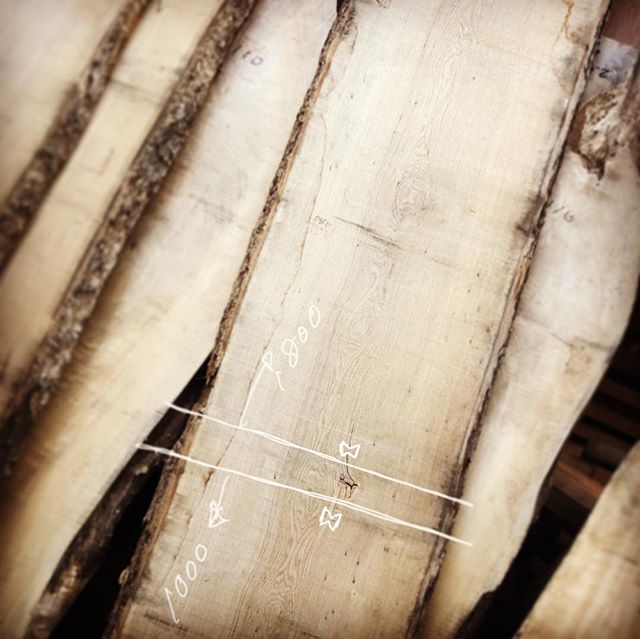 ナチュラルな明るいインテリアイメージをお聞きし、加工前2.9mのタモ材を1.8mのダイニングテーブルと1mのコタツ用天板に分割してのご提案。即決いただき来週納品の為に仕上げ加工。綺麗なタモ一枚板が出来上がりました。 ︎︎<br />
すべてが一点物の無垢一枚板MUKUTEN店頭展示販売中<br />
︎<br />
#mukuten ☜ハナレアルタナ<br />
無垢板情報はこちらをcheck!<br />
︎<br />
すべてが一点物<br />
気になる木のお問い合わせは<br />
ダイレクトメッセージへ♪ ︎<br />
↓<br />
@hanare_altana ・ ︎<br />
#タモ<br />
#コタツ<br />
#ダイニングテーブル<br />
#ナチュラルインテリア<br />
#自然素材