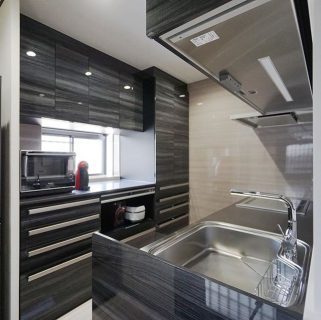 お客様こだわりのシステムキッチン。 壁付けタイプから対面キッチンに変更しつつ、収納量も増やしました。 フロアは大建工業のハピアフロアの石