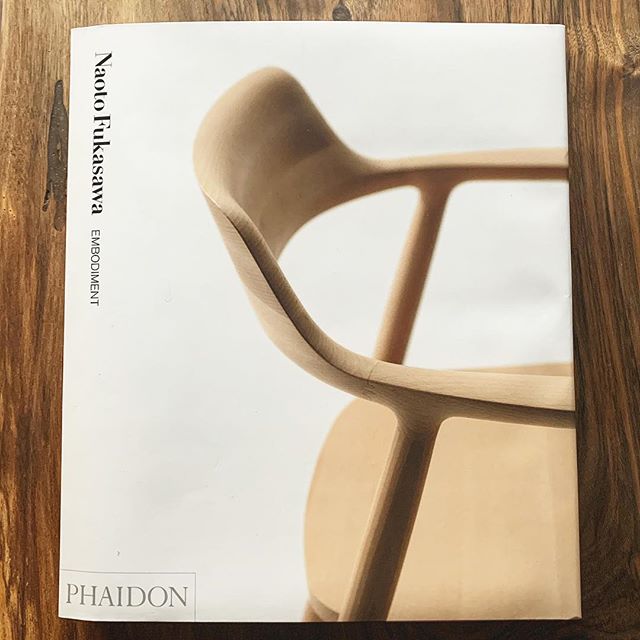 HIROSHIMA CHAIR by Naoto Fukasawa<br />
<br />
#マルニ木工<br />
#hiroshimachair <br />
#深澤直人<br />
#naotofukasawa<br />
#chair<br />
#catalogue <br />
#interiordesign<br />
#一枚板<br />
#クラロウォールナット