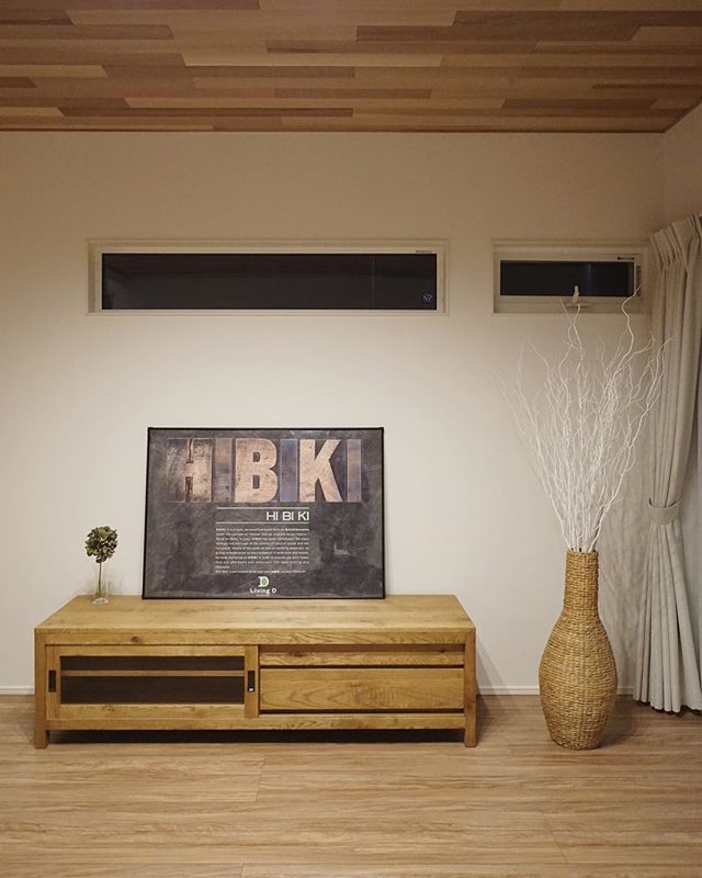 冬のシンプルリビング。<br />
#第一建設 #livingd #hibiki #静岡 #新築 #富士市 #富士宮市 #富士 #富士宮 #マイホーム #マイホーム計画中の人と繋がりたい #インテリア #冬 #リビング #テレビ #テレビボード #tv #テレビ台 #シンプル #オーク #ドライフラワー #レッドシダー #天井<br />
<br />
LivingD 第一建設<br />
自然美×機能美×性能美を兼ね備える<br />
自由設計HIBIKIの家<br />
************************************<br />
資料請求、ブログ、会社紹介、イベント情報は↓<br />
@livingd_works_daiichikensetsu <br />
プロフィールからホームページへアクセス<br />
************************************<br />
livingd 第一建設 は #静岡県 #富士市  #藤枝市 #沼津市 #山梨県 #富士吉田市 にあります.<br />
一級建築士事務所 ISO9001 認証 , HOUSEOFTHEYEARINENERGY 特別優秀賞3年連続特別優秀賞受賞や ZEH 5つ星認定 長期優良住宅 など性能の高い建物はもちろん無垢の床や自然素材 を生かしたデザイン性のある注文住宅と規格住宅を中心に家作りをいたします。