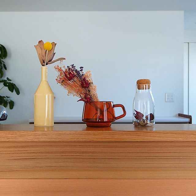 <br />
<br />
レッドシダー×ドライフラワー <br />
<br />
<br />
このデザイン、この性能で手が届く。<br />
セミオーダー商品「樹BACO」の家です。<br />
<br />
<br />
************************************<br />
静岡県富士市にてモデルハウス公開中。<br />
詳しくは @kibako_home<br />
*************************************<br />
<br />
ご相談ご質問はDMから受け付けております️<br />
<br />
<br />
#5つ星ZEHビルダー <br />
#BELS工務店 <br />
#ハウスオブザイヤーインエナジー<br />
#第一建設<br />
#静岡<br />
#新築<br />
#ドライフラワー<br />
#LDK<br />
#アクセントクロス<br />
#お洒落な<br />
#家<br />
#二階建て<br />
#レッドシダー<br />
#キッチン